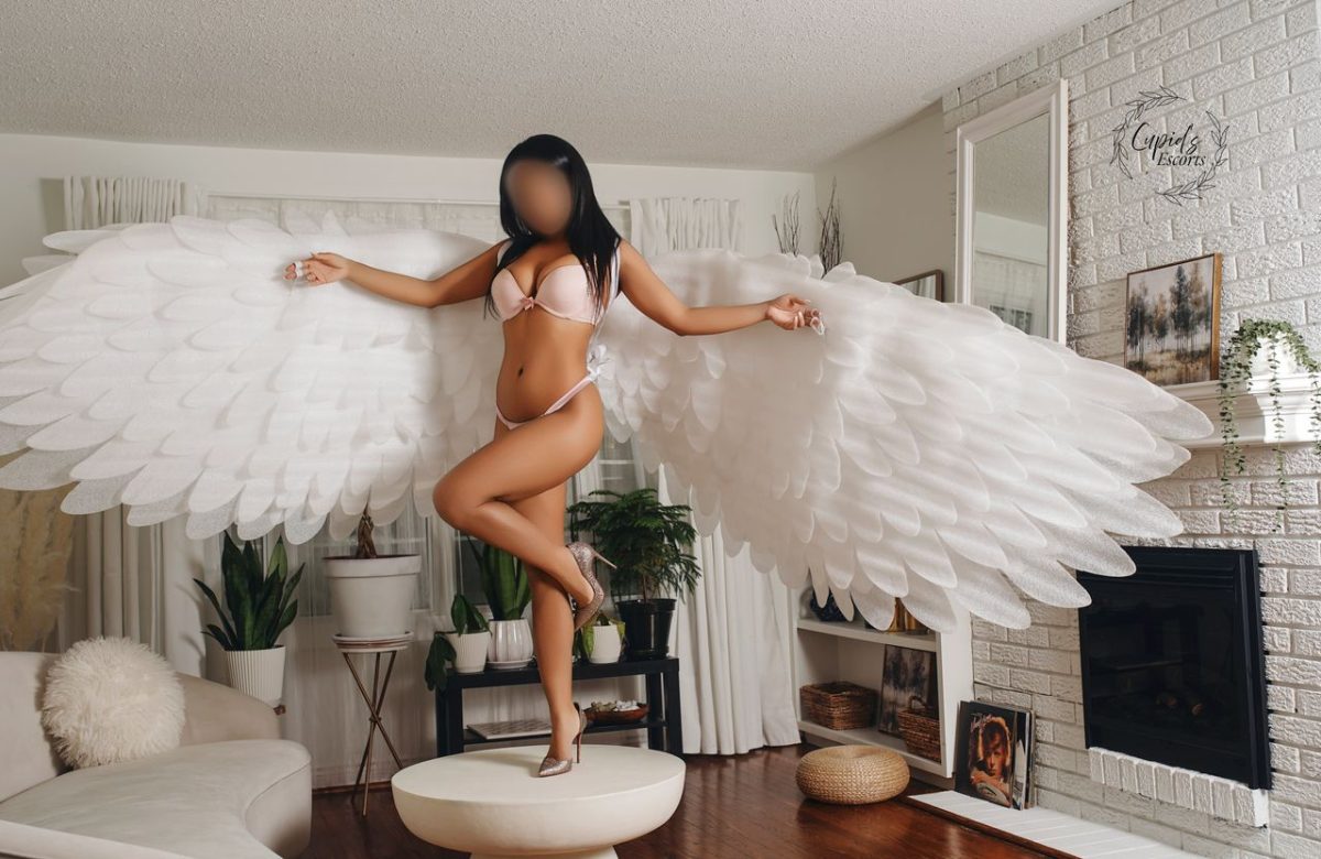 Toronto escorts companion upscale Brianna Duo Disability-friendly Non-smoking Mature Athletic Busty Curvy Natural Raven-Haired Brunette Latina None 