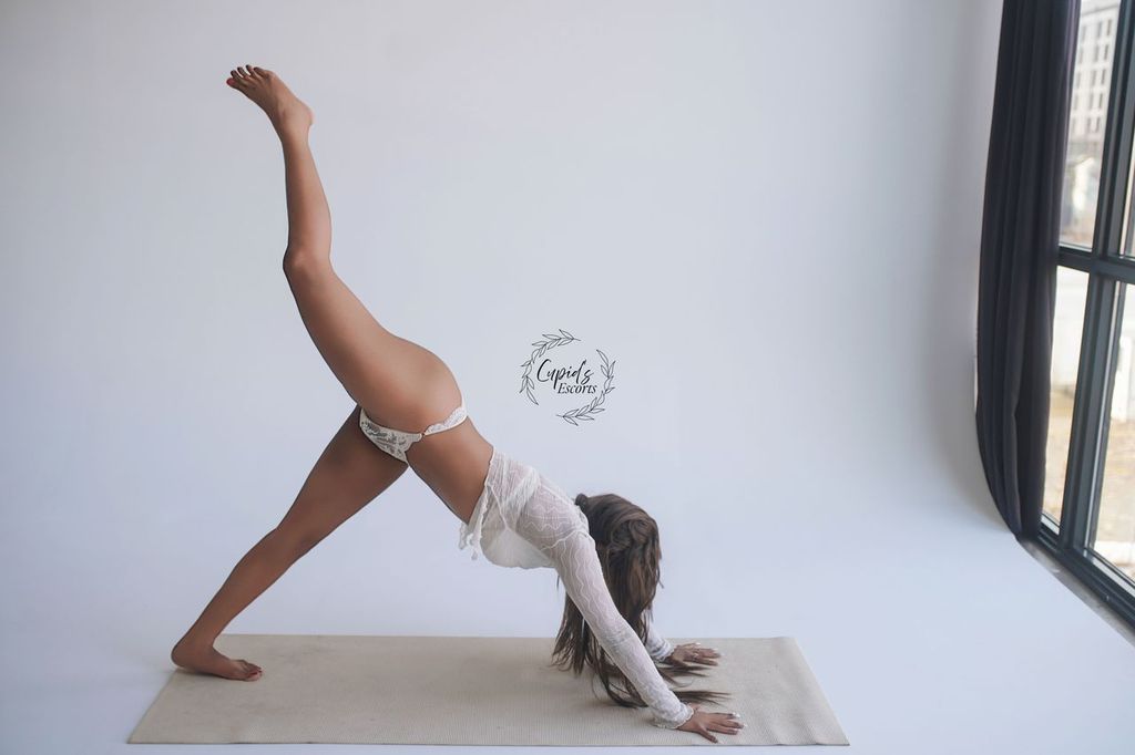 Toronto escorts companion upscale Willow Non-smoking Mature Athletic Slender Natural Raven-Haired Brunette Asian Middle-Eastern South Asian Many Large New Photos 