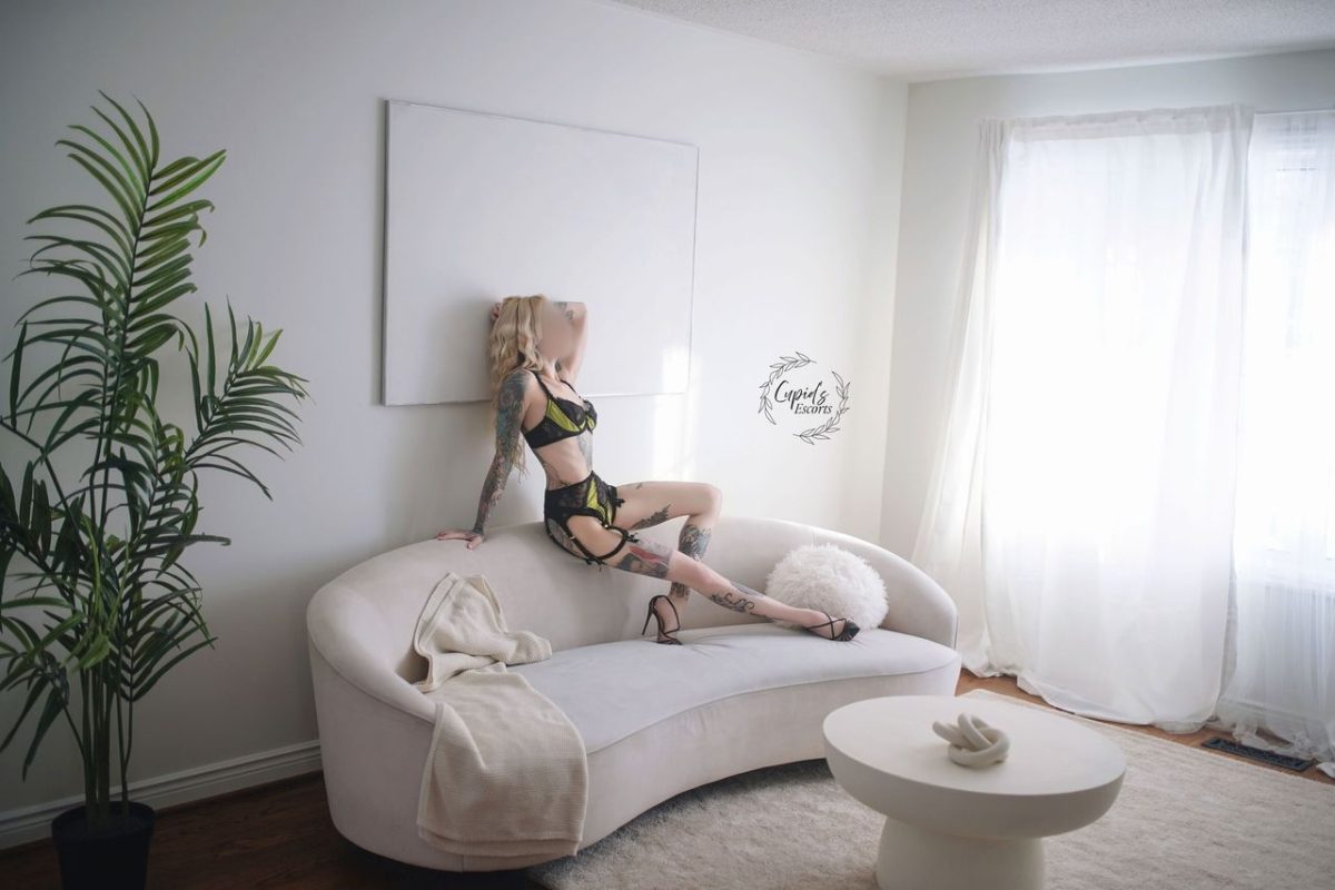Toronto escorts companion upscale Taylor Duo Couple-friendly Disability-friendly Mature Slender Petite Natural Blonde European Many New Photos 