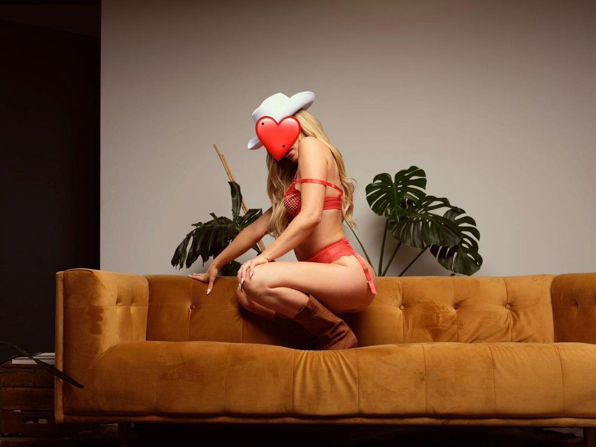 Toronto escorts companion upscale Aspen Non-smoking Young Athletic Slender Petite Tall Natural Blonde European Small New 