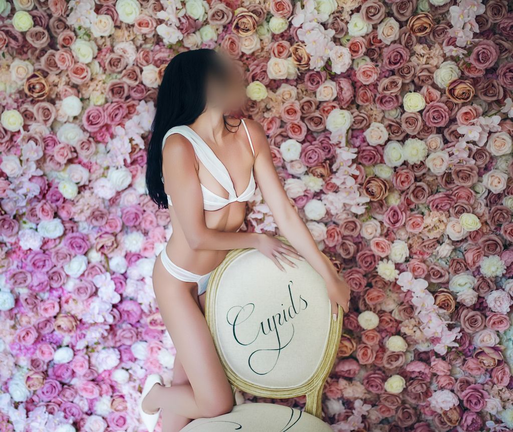 Toronto escorts companion upscale Freya Duo Disability-friendly Non-smoking Mature Athletic Slender Tall Natural Raven-Haired European Many Small New New Photos 